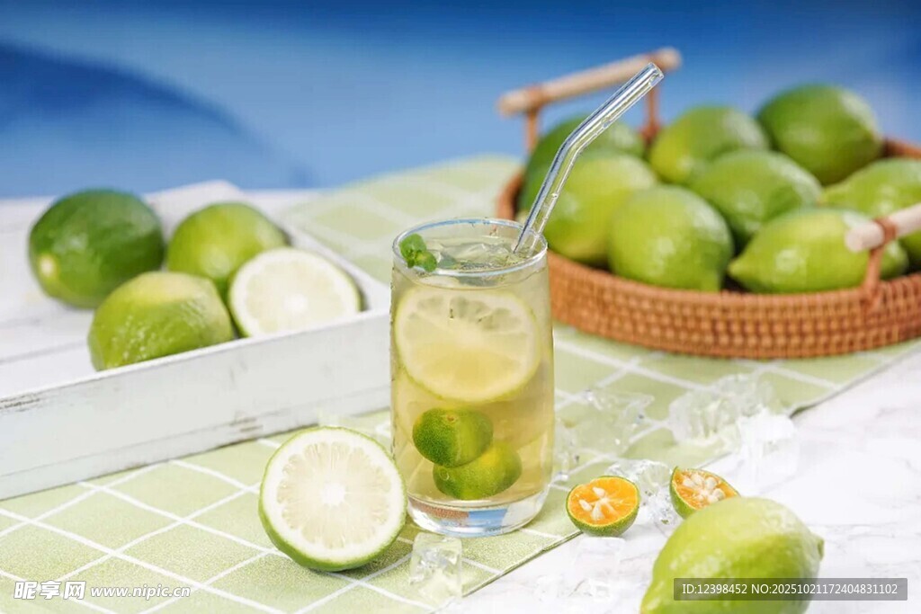 青柠饮品与鲜果的清新组合
