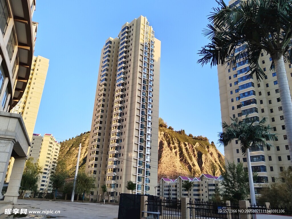 城市高楼与远山景观