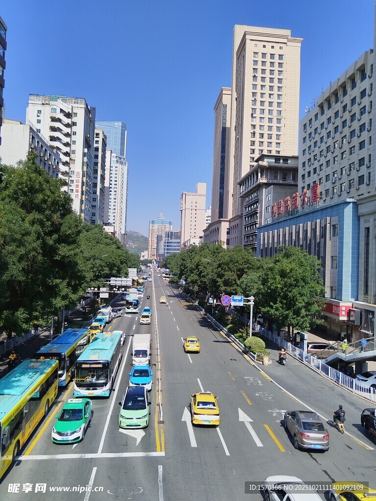 城市繁忙街道景象