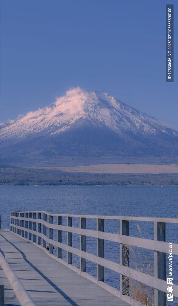 湖畔栈桥望雪山美景