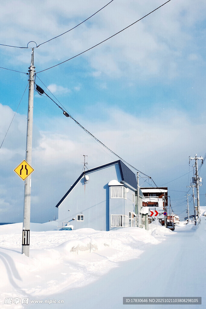 冬日雪中小镇街景