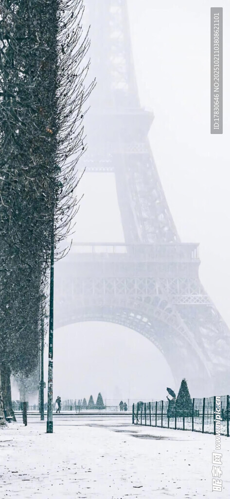 雪后埃菲尔铁塔下的静谧景象