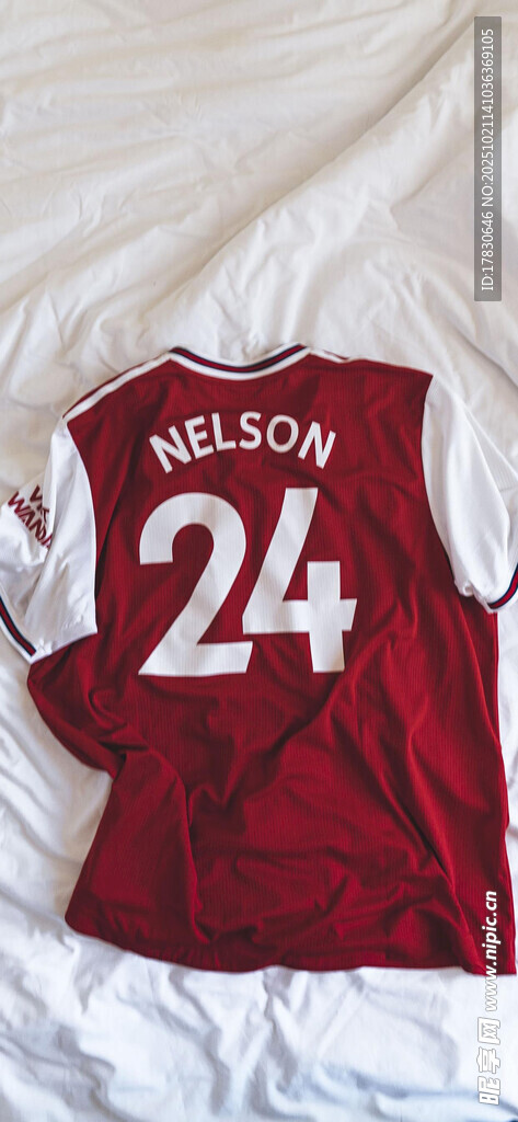 床上的红色24号足球球衣