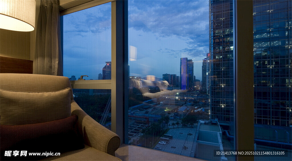 窗边惬意观景的舒适时刻