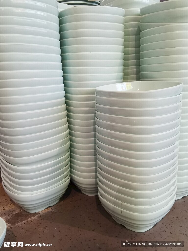 堆叠的白色陶瓷碗具