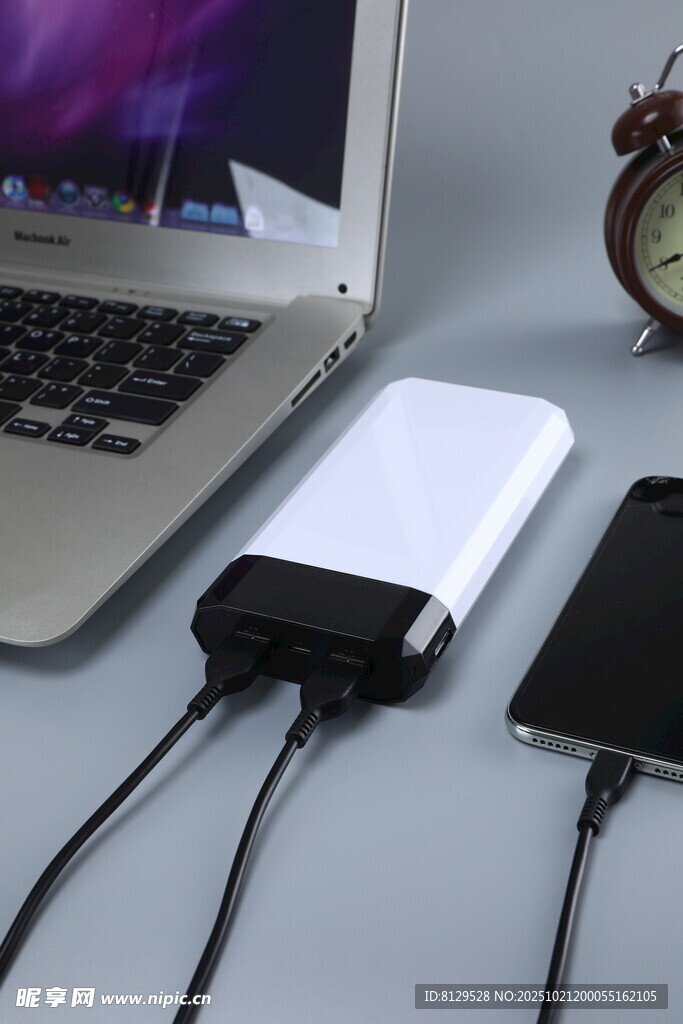 多功能充电宝为设备充电