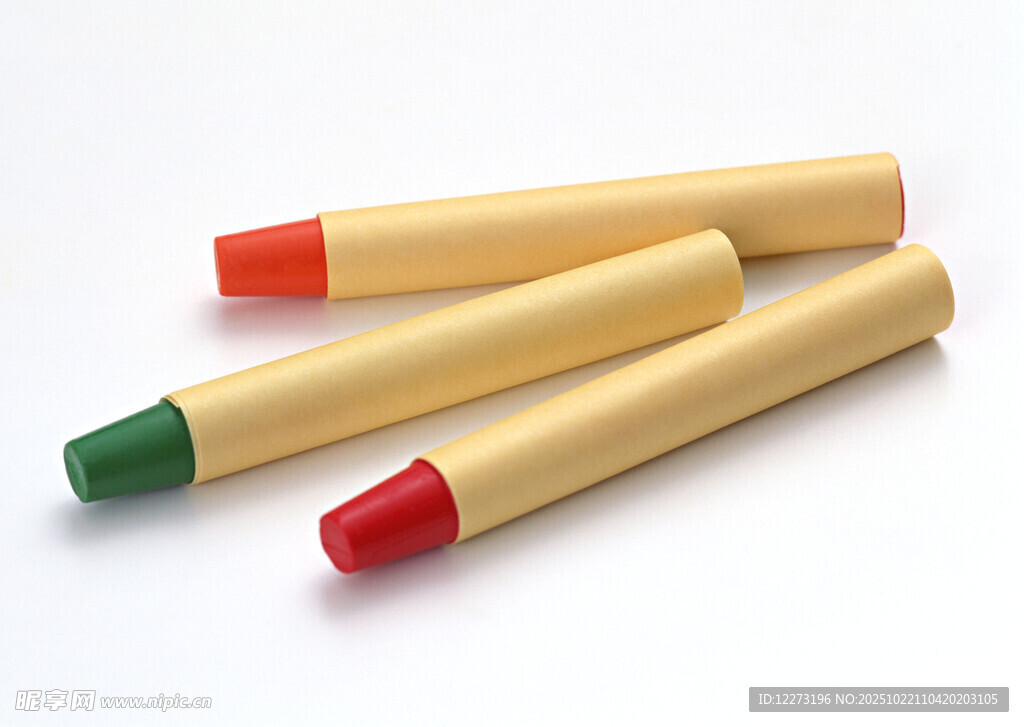 彩色蜡笔摆放在一起