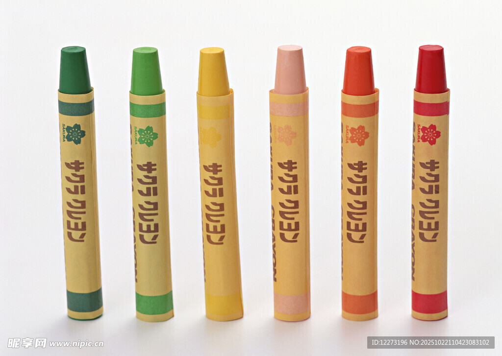 多彩蜡笔整齐排列