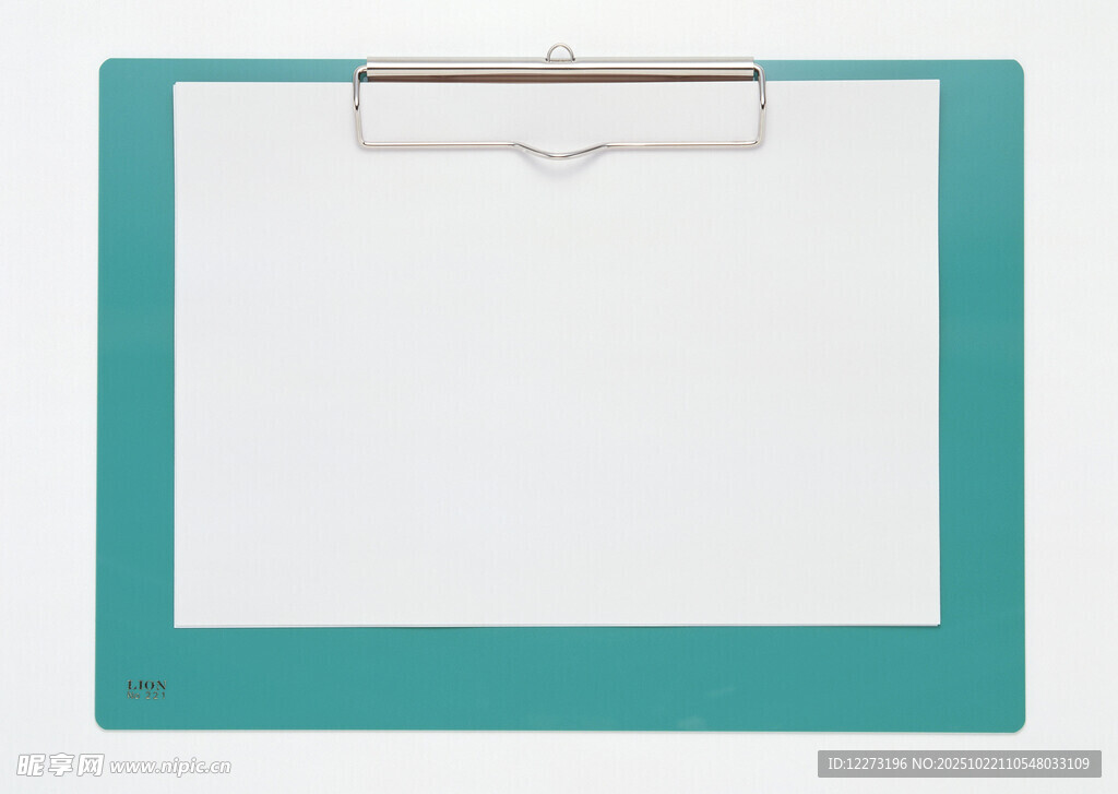 绿色剪贴板配空白纸张