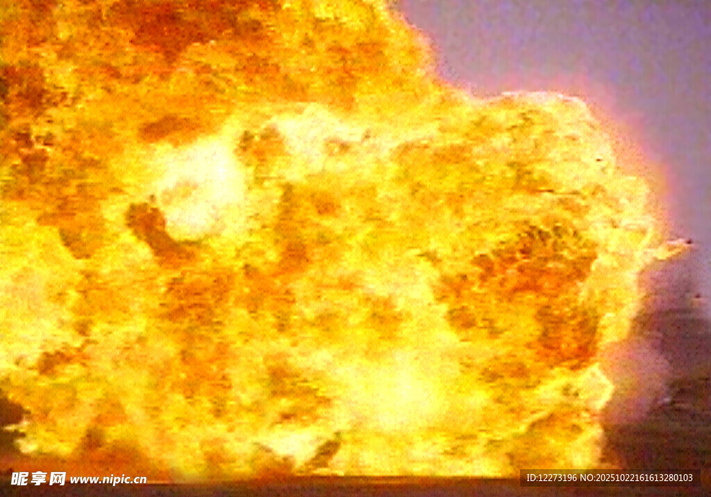 爆炸瞬间火焰汹涌