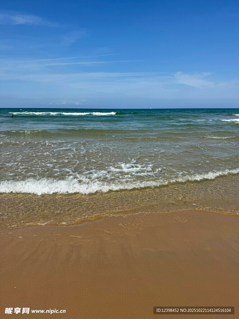 金色沙滩与海浪的美丽景致