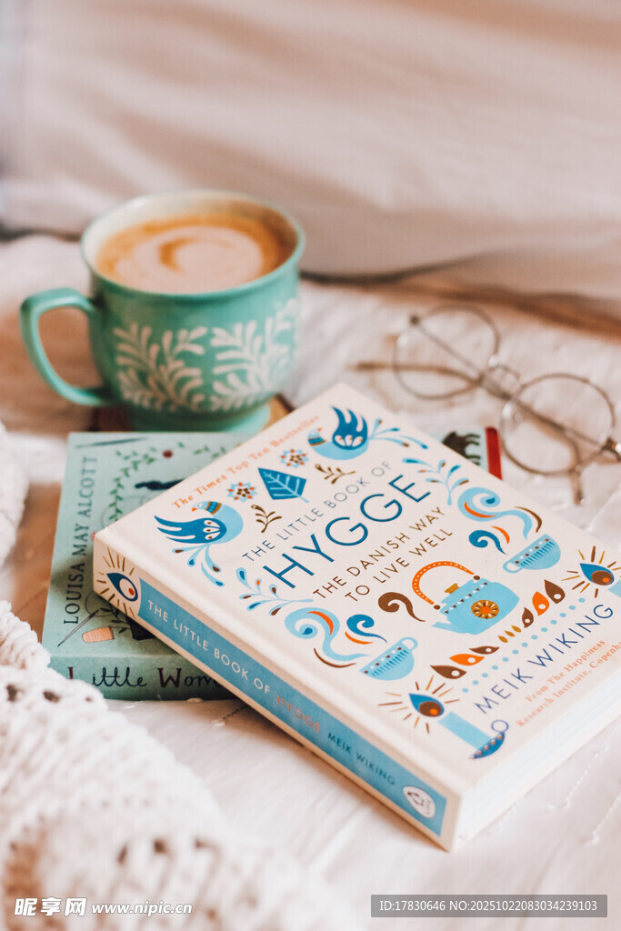 温馨床边的书籍与咖啡杯