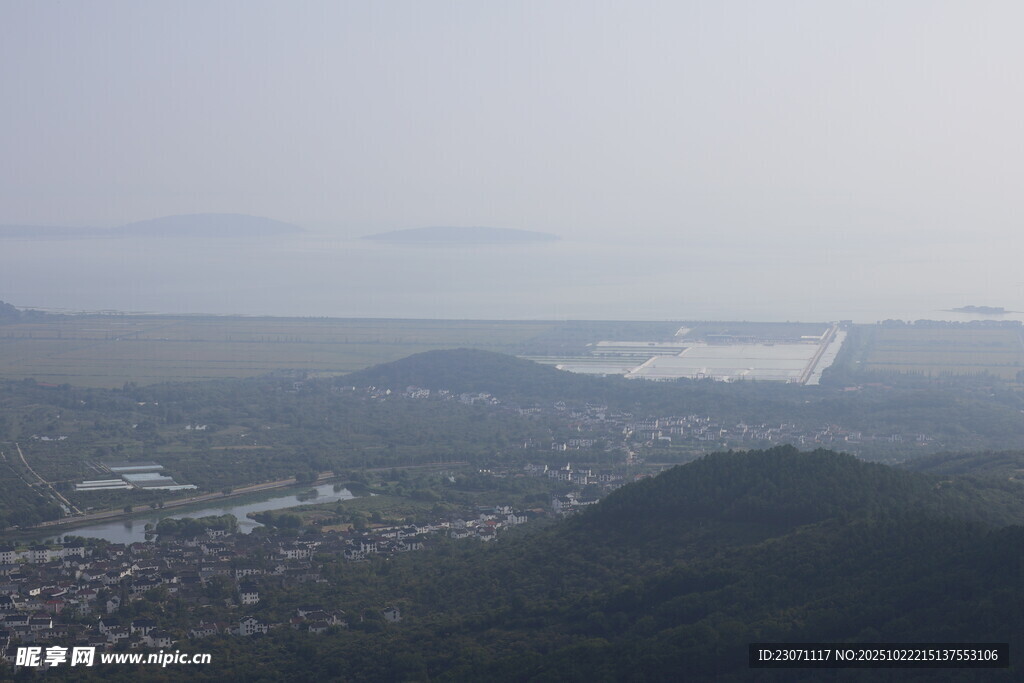 俯瞰山间城镇远景