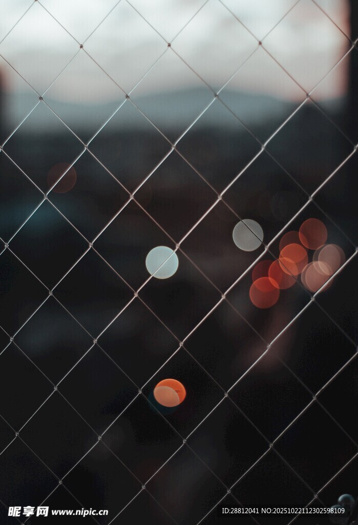 雨中模糊车窗的光斑景象