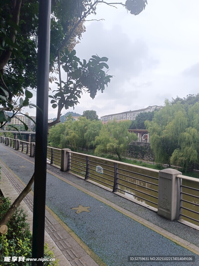 河边骑行道风景