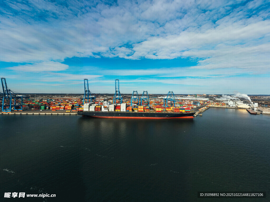 繁忙港口全景