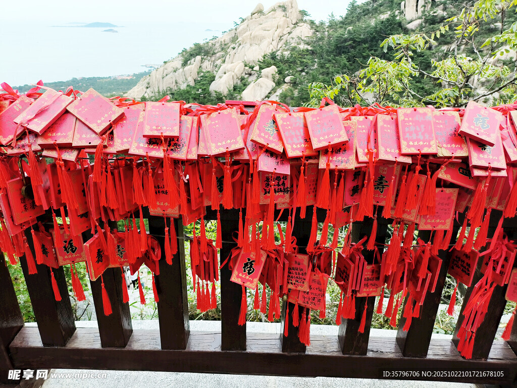 山间祈福牌挂满栏杆