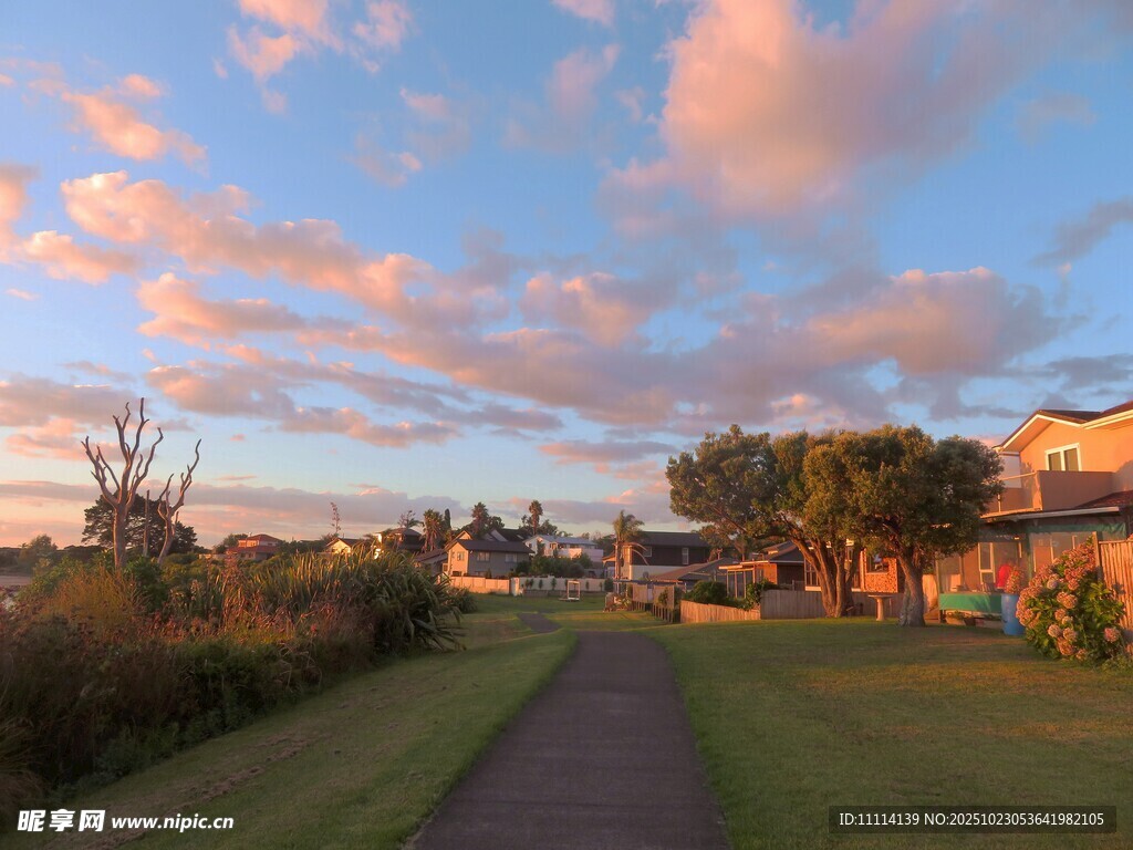 黄昏下的宁静小路与美景