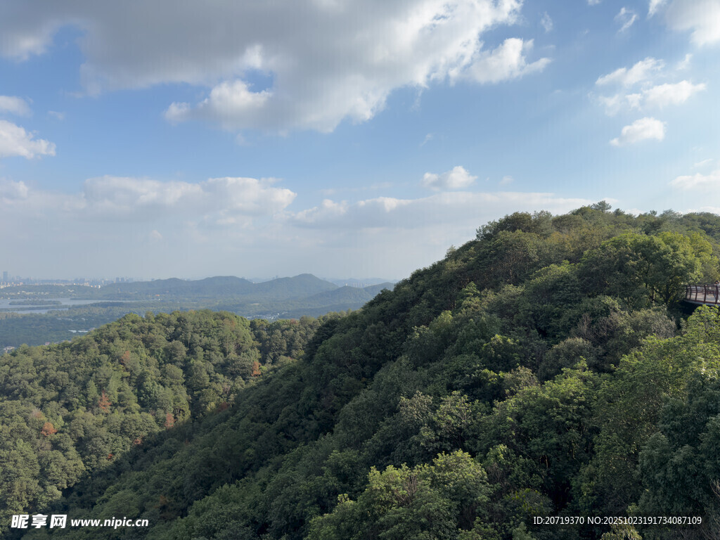 青山蓝天间的壮阔山林景色