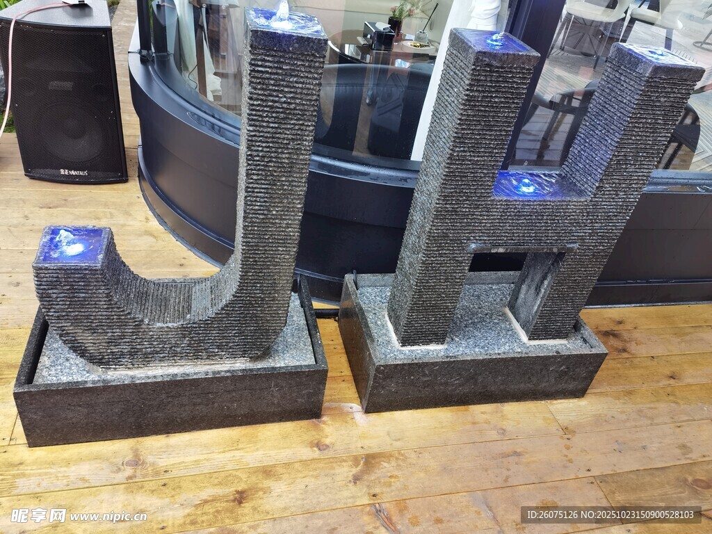 独特金属雕塑摆件展示