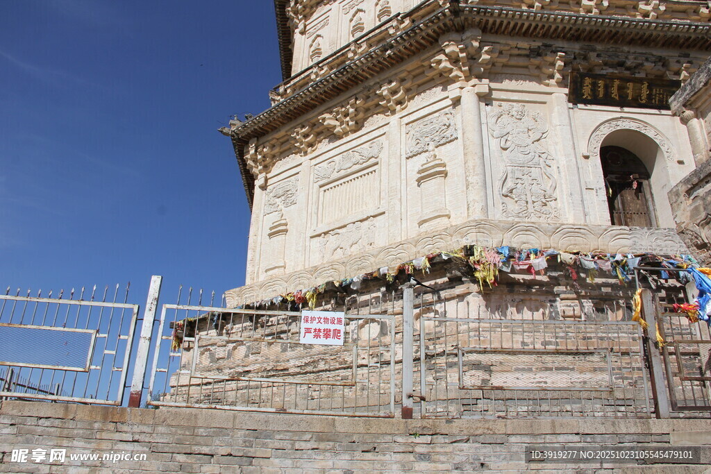古老塔楼前的多彩祈福物