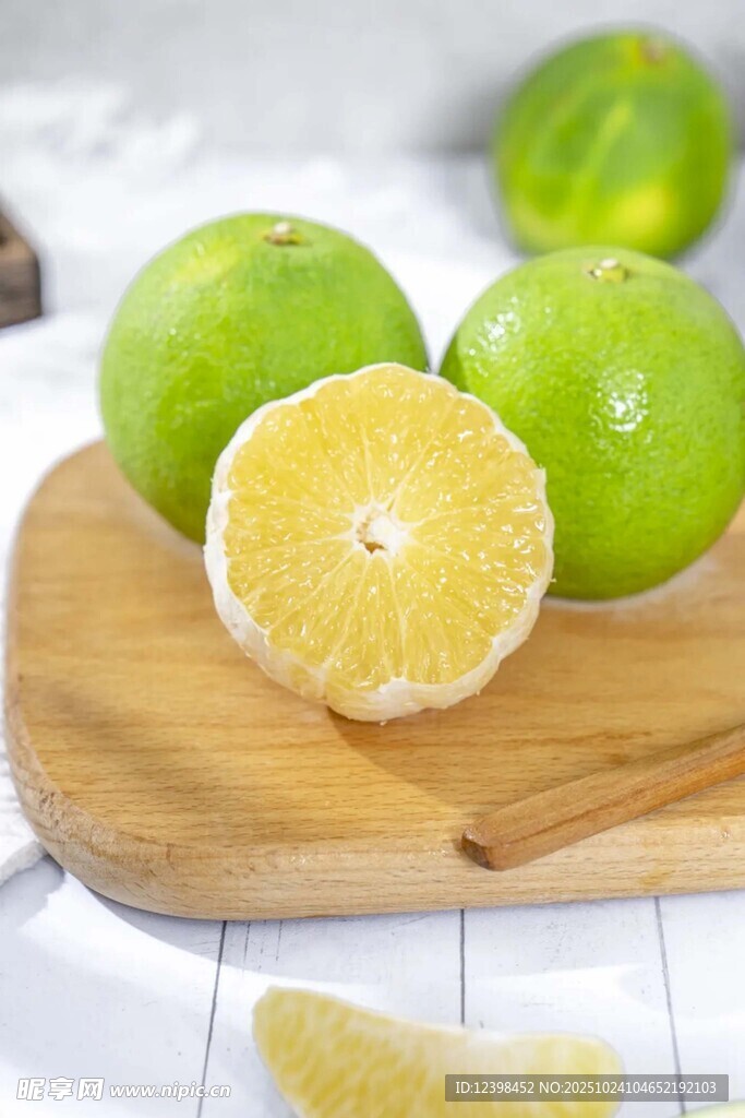 木盘上的新鲜青柠