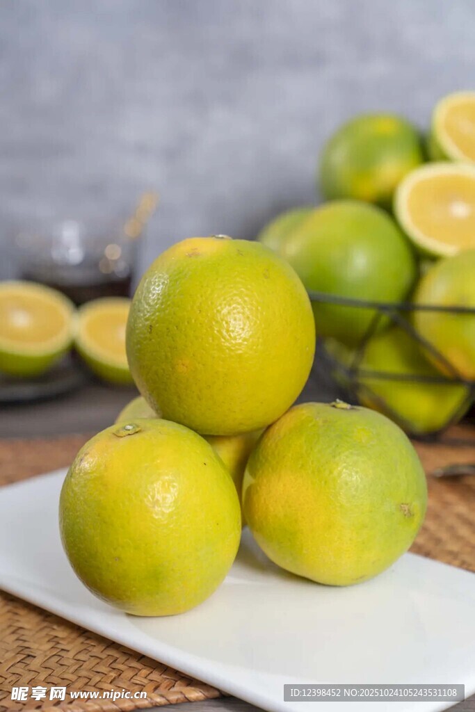 新鲜青柠堆叠在白色盘上