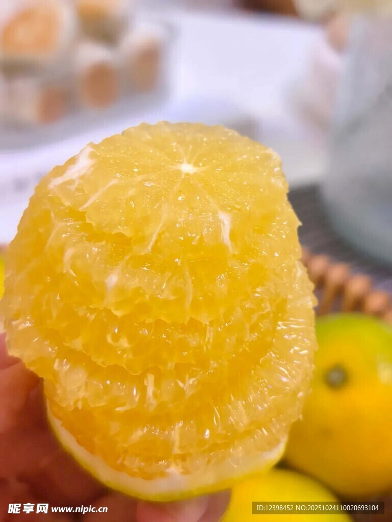 剥开的多汁新鲜黄肉橘子