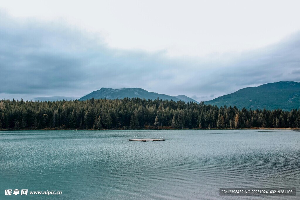 宁静山水间的湖景风光