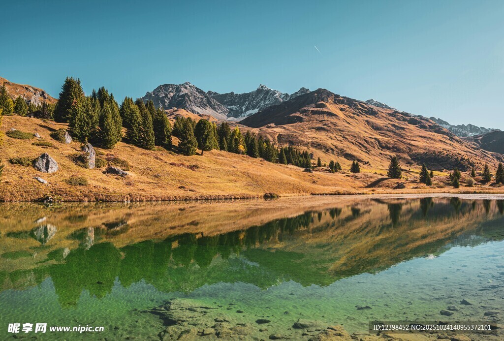 宁静湖畔的山景风光