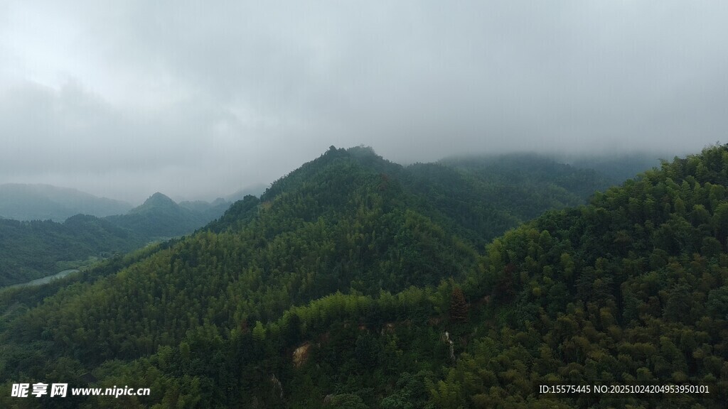 云雾缭绕的翠绿山峦