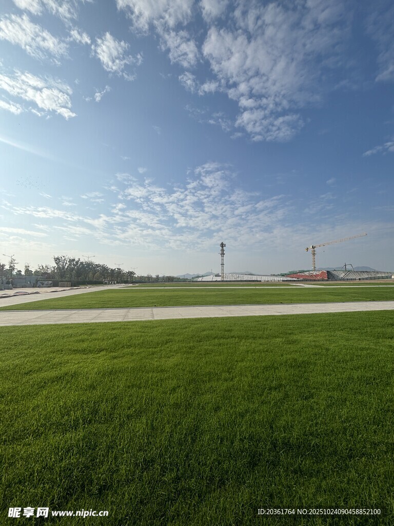 广阔绿草地与蓝天白云