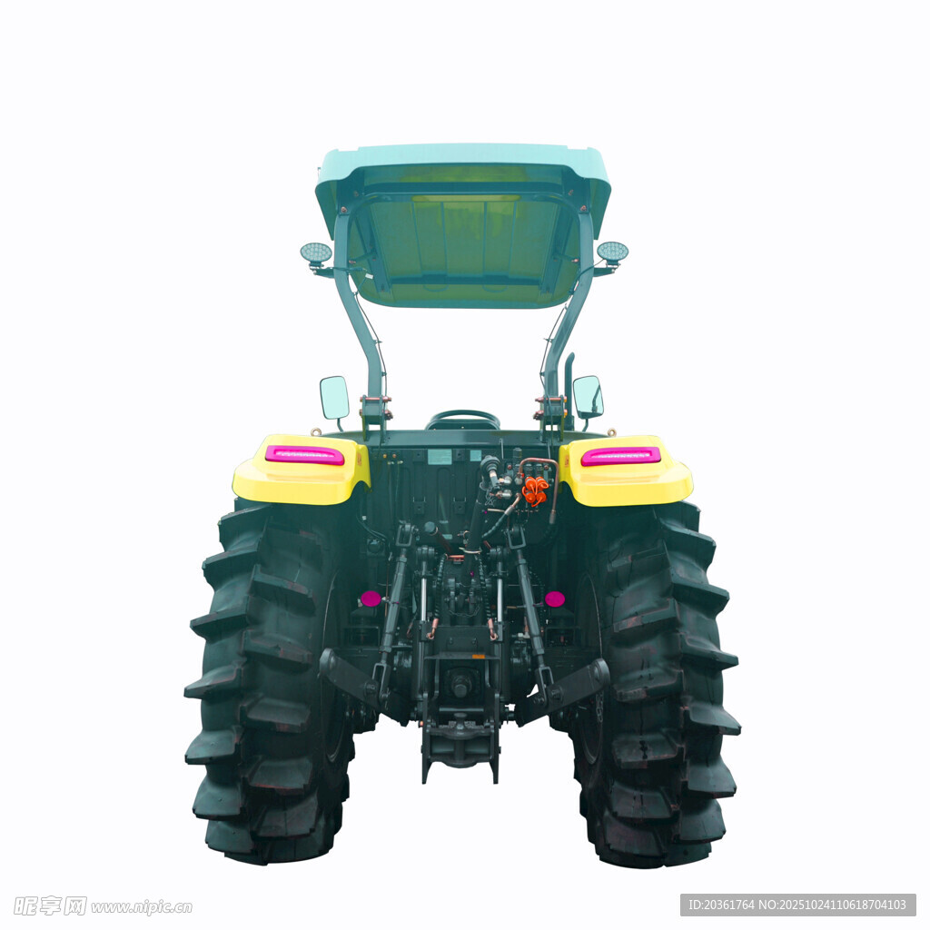 大型农用拖拉机背影展示