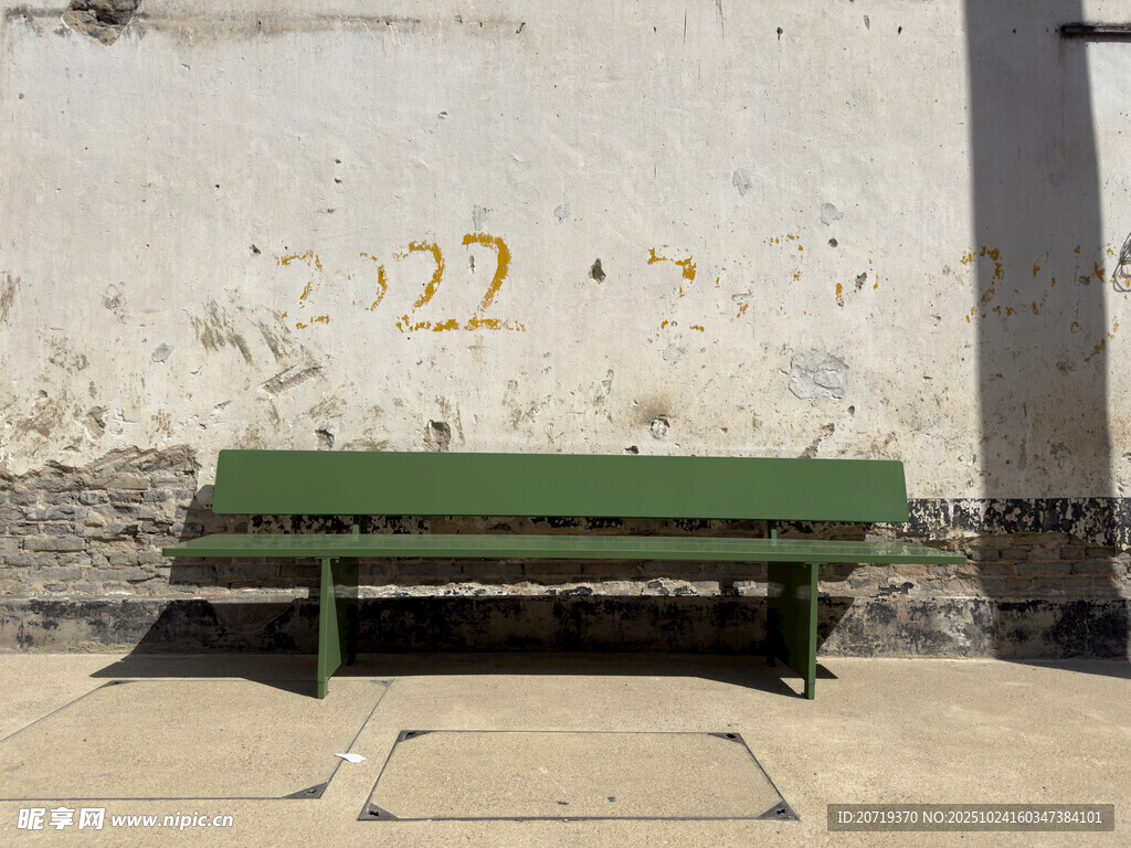 复古绿长椅靠墙而立
