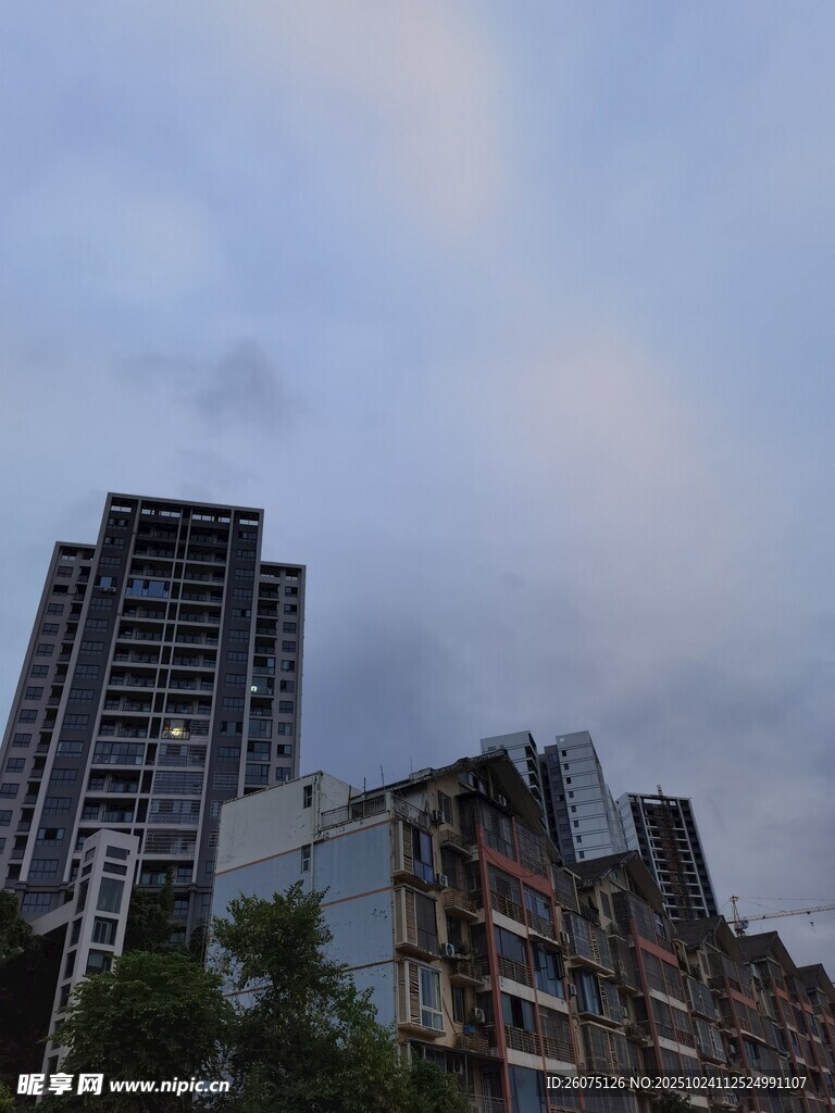 城市上空的绚丽彩虹