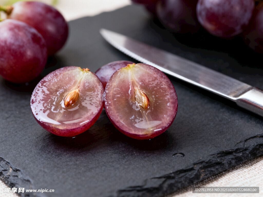 切开的紫葡萄