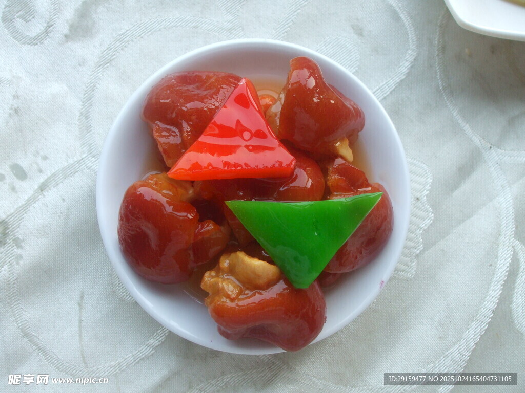 盘中西瓜块与绿叶点缀