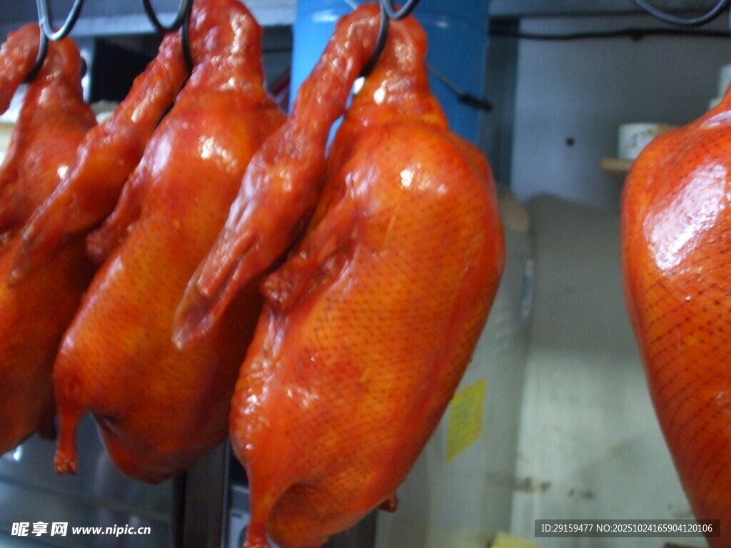 悬挂的美味烤鸭