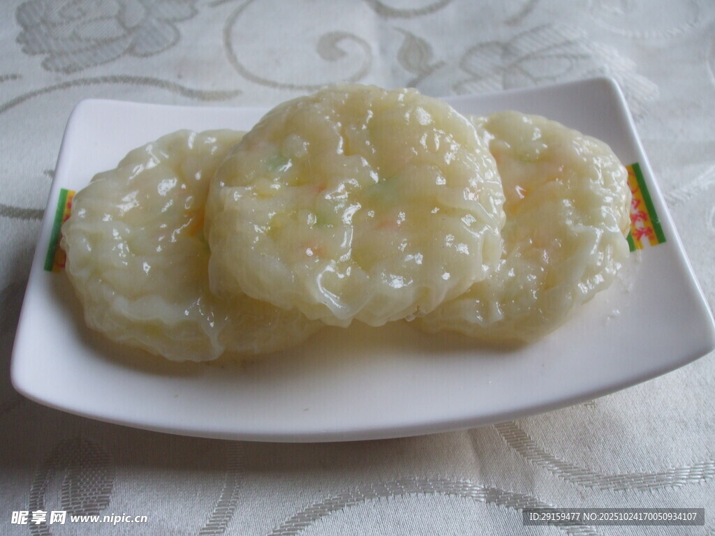 美味糯米饼摆于白盘