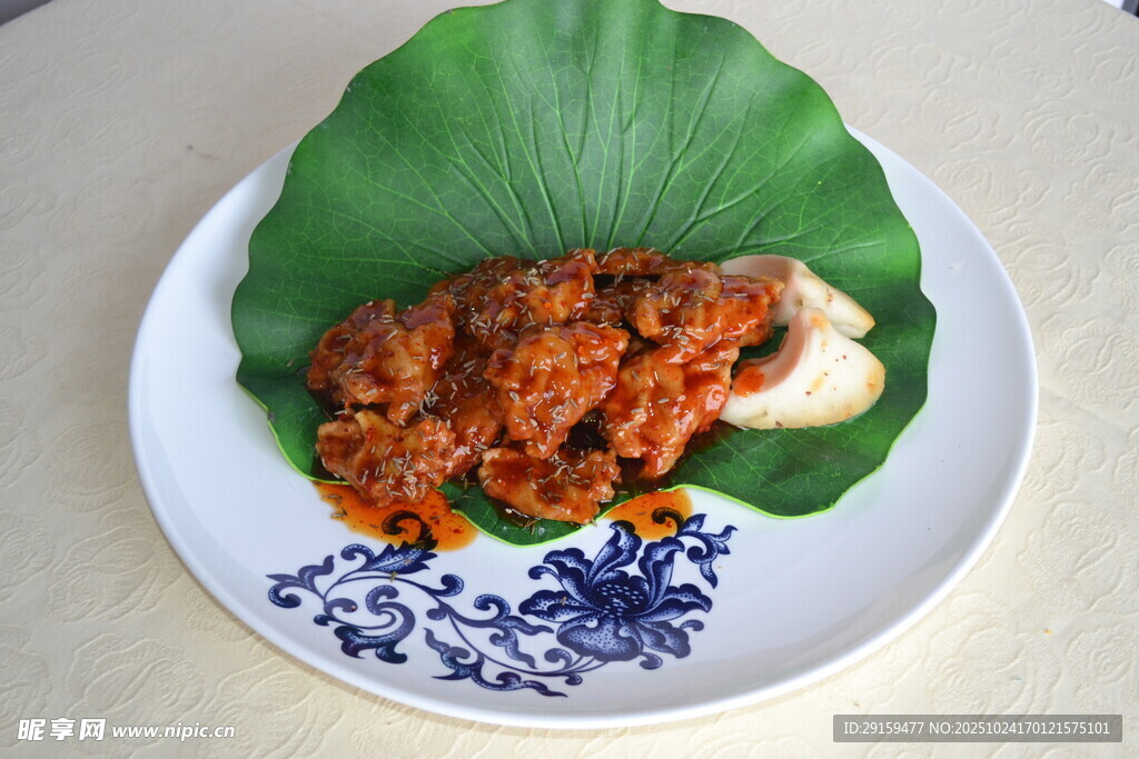 荷叶上的美味特色菜肴