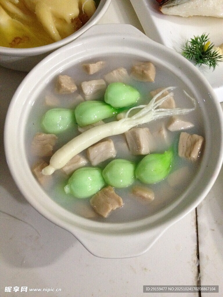 养生菌菇蔬菜炖汤