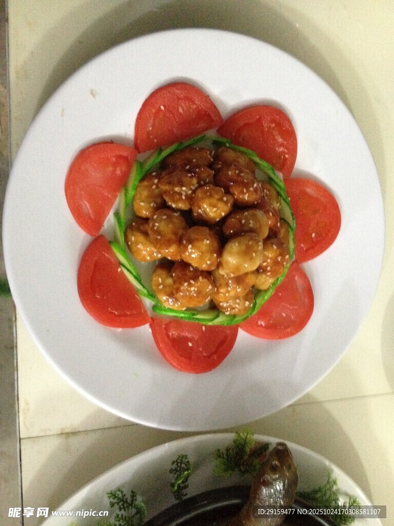 番茄围边的美味炸肉丸