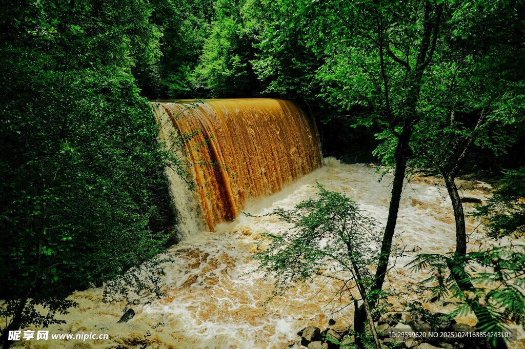 山间湍急的橙黄色小瀑布