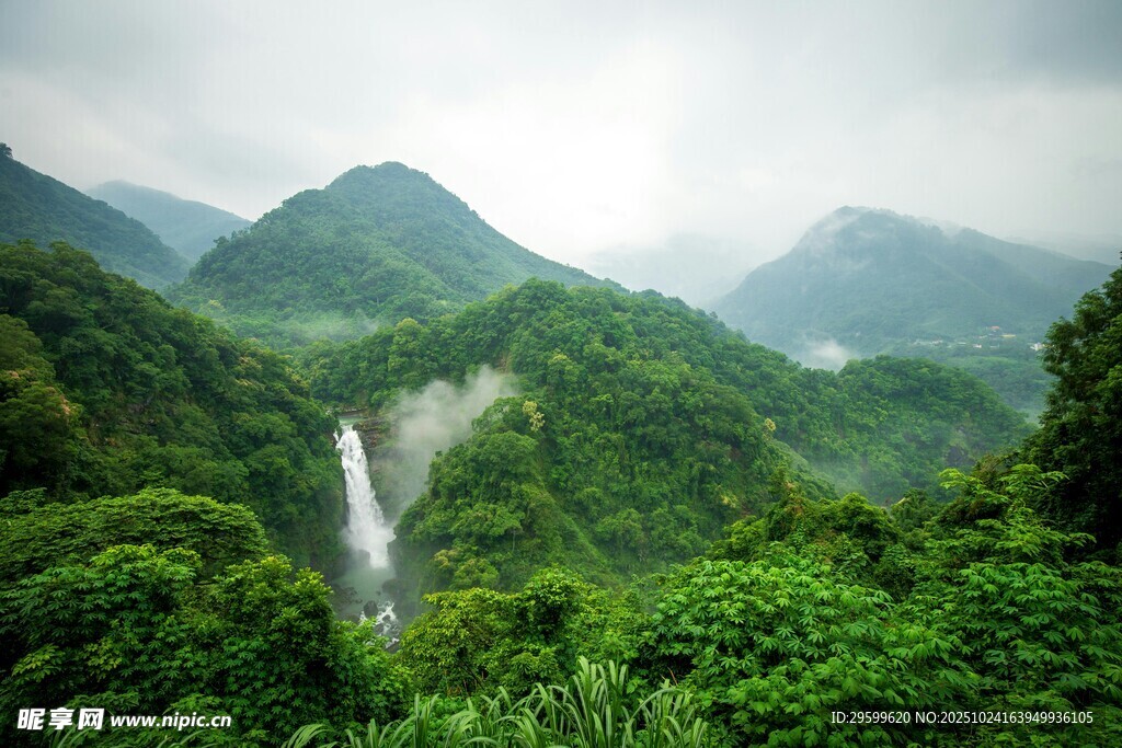 山间飞瀑下的翠绿山林