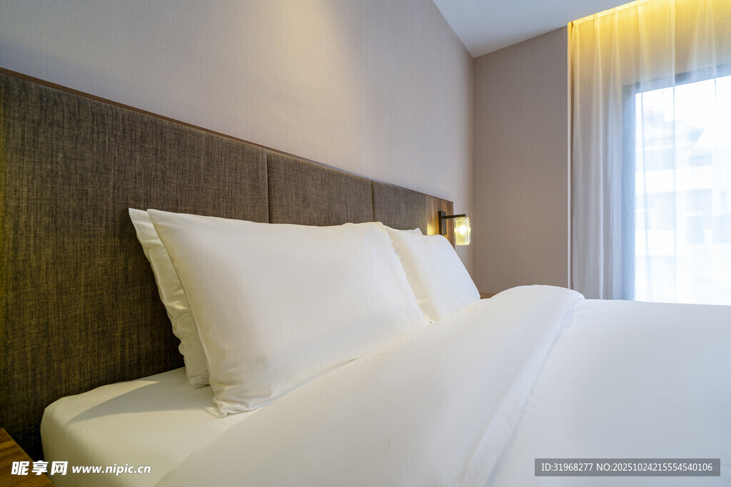 温馨整洁的酒店卧室床铺