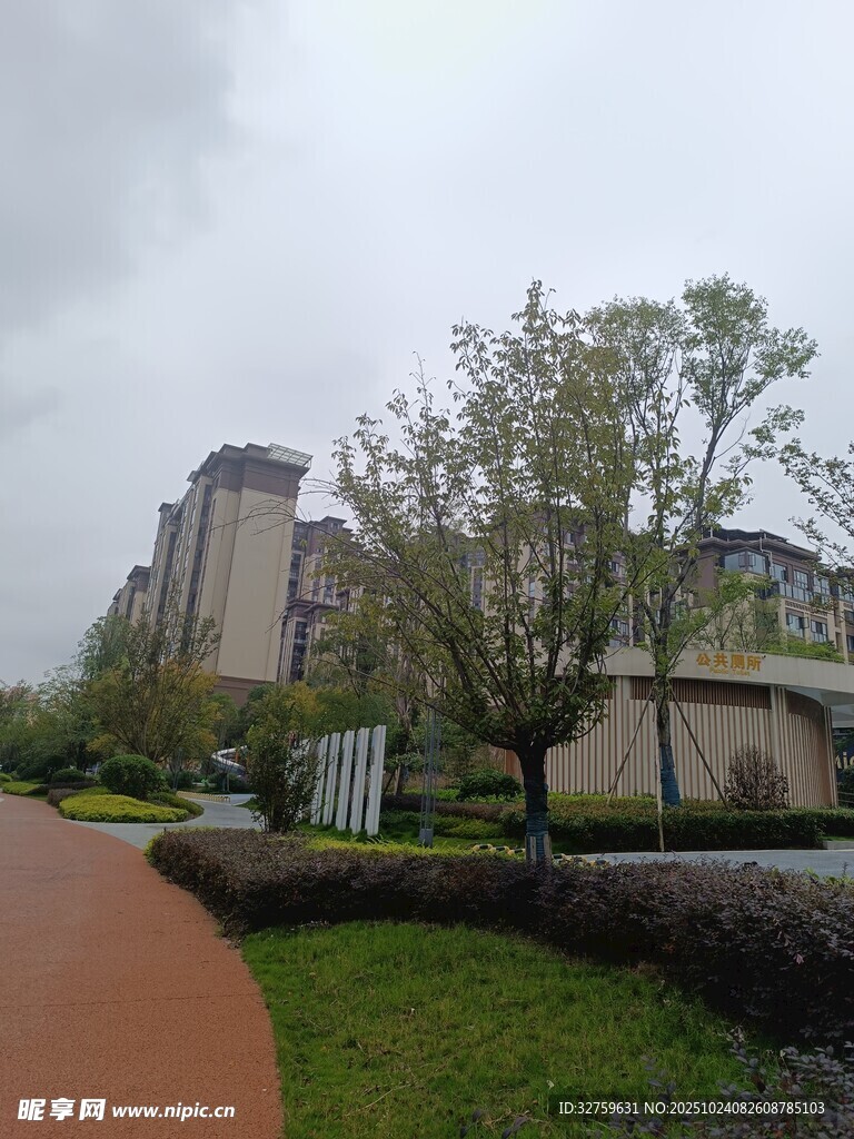 小区内的绿化景观与步道