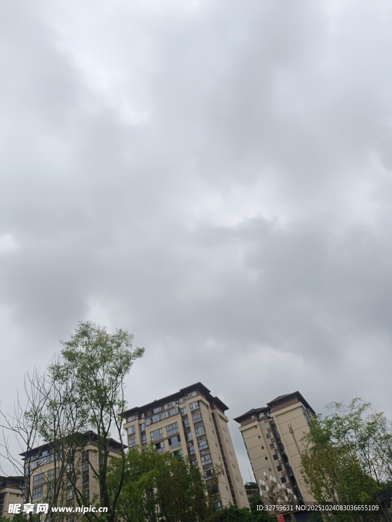 阴天中的城市建筑景观