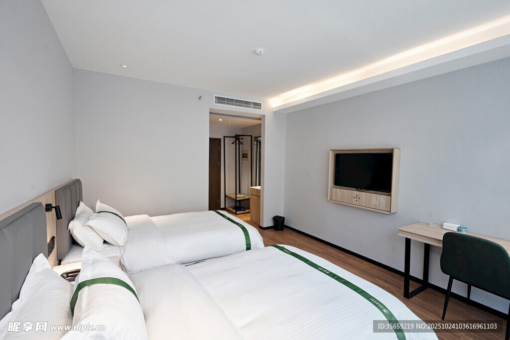 简约双床客房内部景致