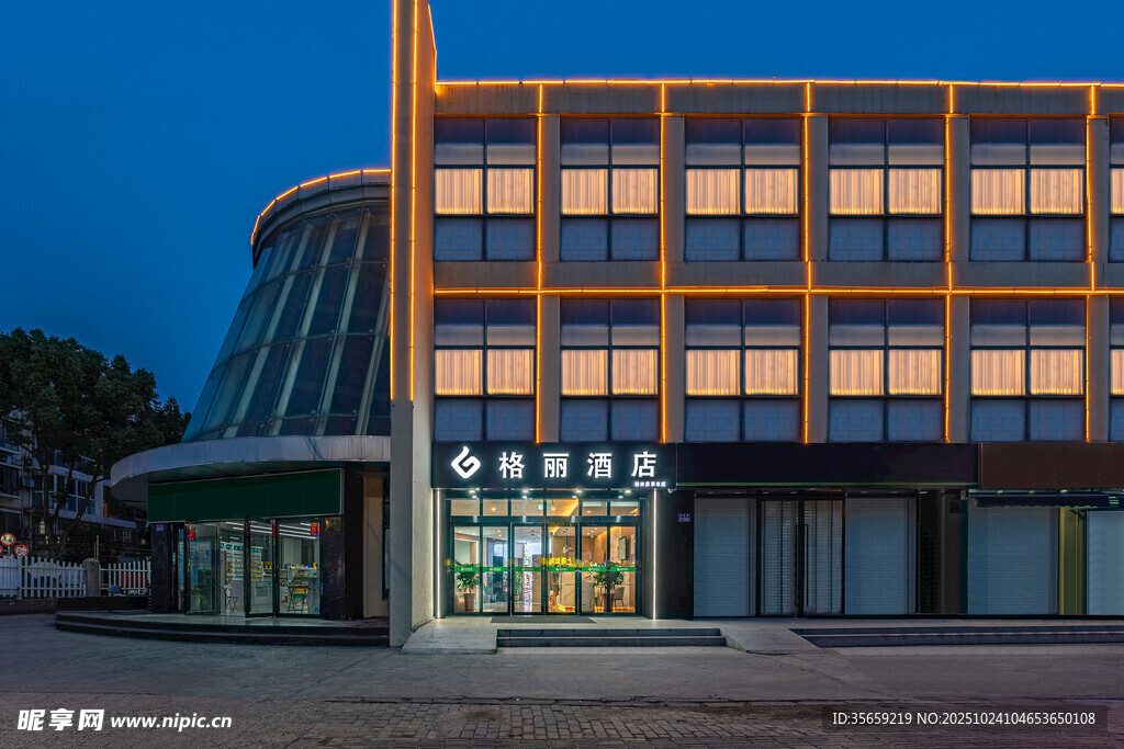 夜晚时尚建筑外观