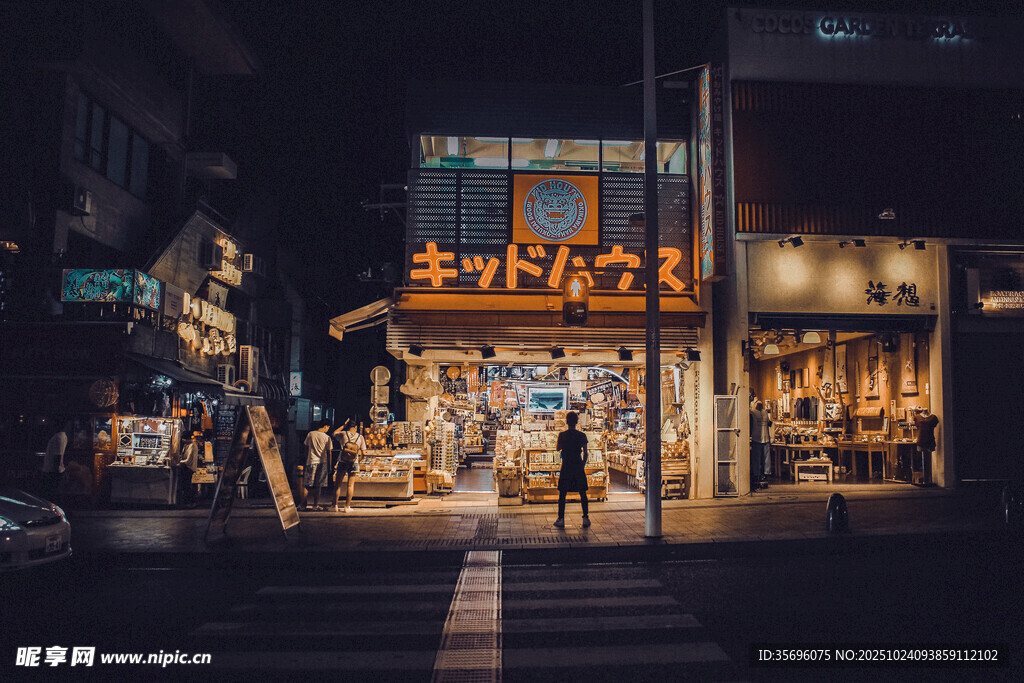 夜晚街头的热闹商铺景象
